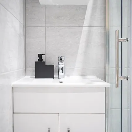 Studios With Ensuite Showers & Share Kitchens Prime Location Near Hospital, Town Center Apt 3 St Helens  Exterior photo