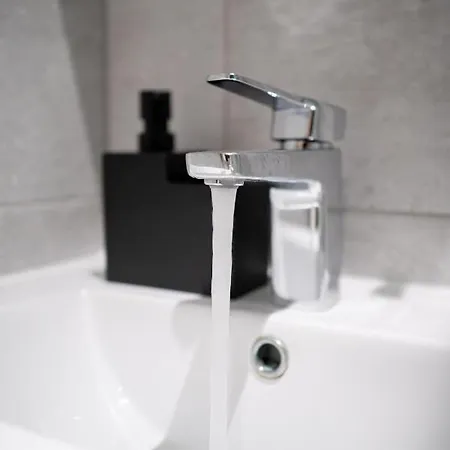 Studios With Ensuite Showers & Share Kitchens Prime Location Near Hospital, Town Center Apt 3 St Helens  Exterior photo