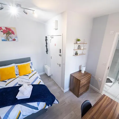 Studios With Ensuite Showers & Share Kitchens Prime Location Near Hospital, Town Center Apt 3 St Helens  Room photo
