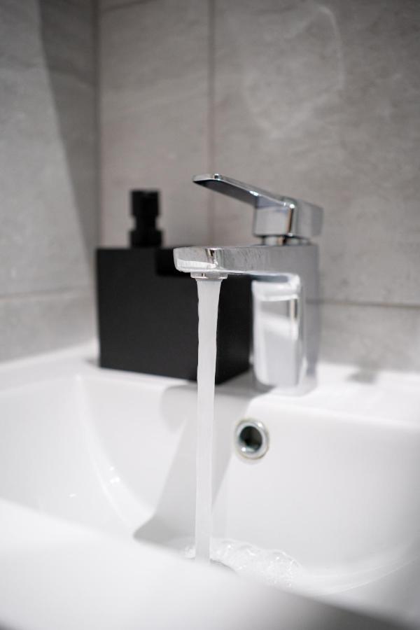 With Ensuite Showers & Share Kitchens Prime Location Near Hospital, Town Center 3 Holiday home St Helens (Merseyside)