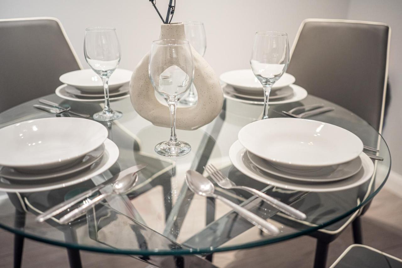 With Ensuite Showers & Share Kitchens Prime Location Near Hospital, Town Center 3 *