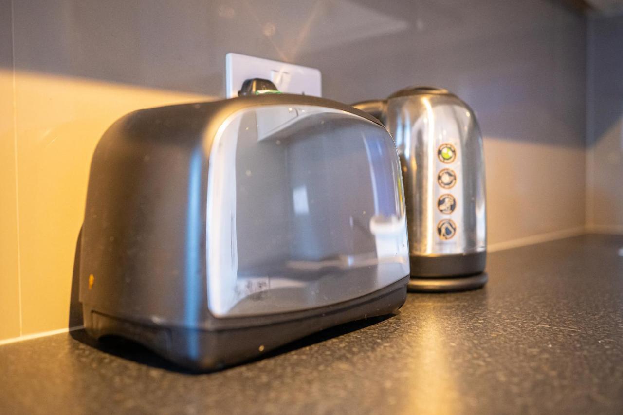 With Ensuite Showers & Share Kitchens Prime Location Near Hospital, Town Center 3 *